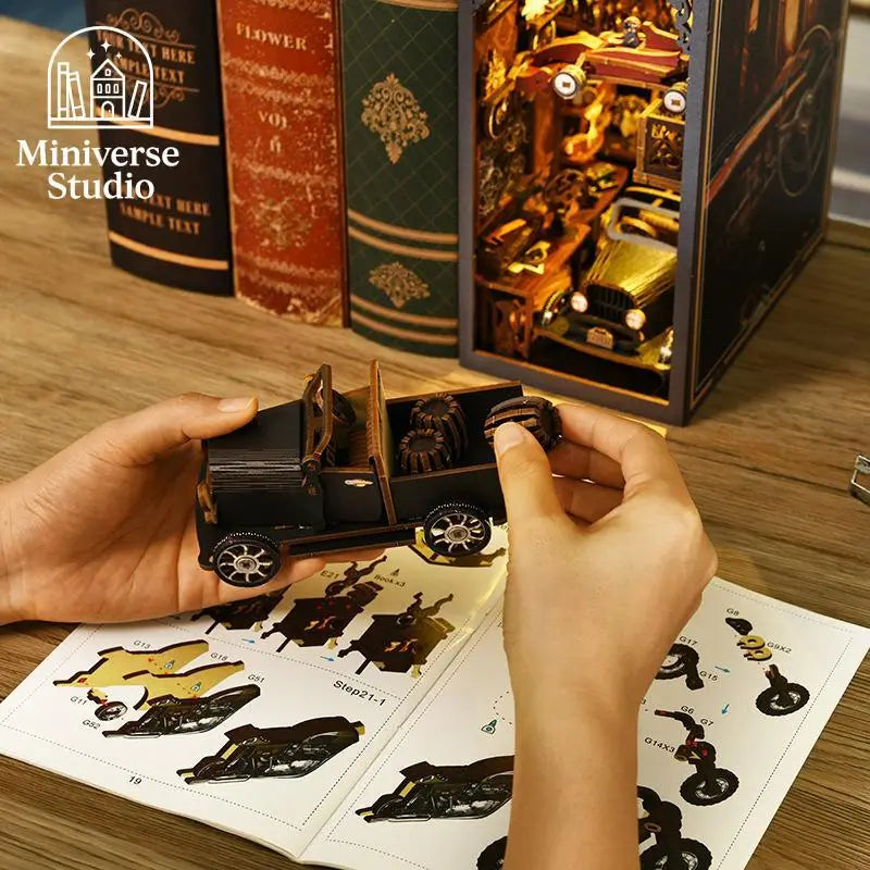 Book Nook DIY – Retro Garage Car Player – Diorama with Classic Cars, LED Lights and Furniture