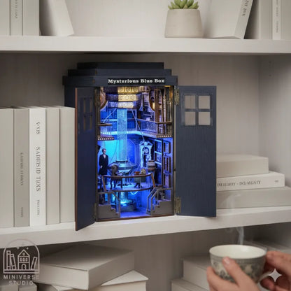 Book Nook DIY “Mysterious Blue Box” – Diorama del TARDIS para Fans de Doctor Who - Miniverse Studio